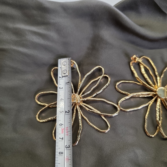 Gold tone flower statement earring - Picture 4 of 8